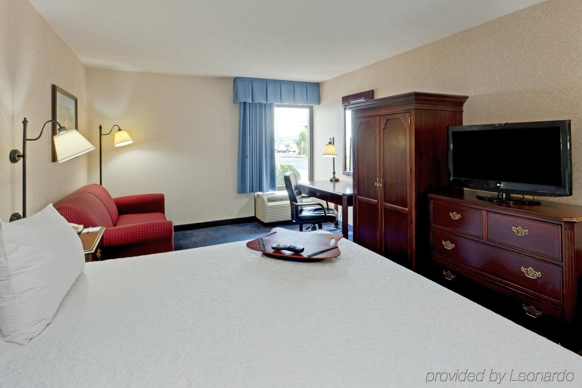 Hampton Inn Harrisonburg - University Номер фото